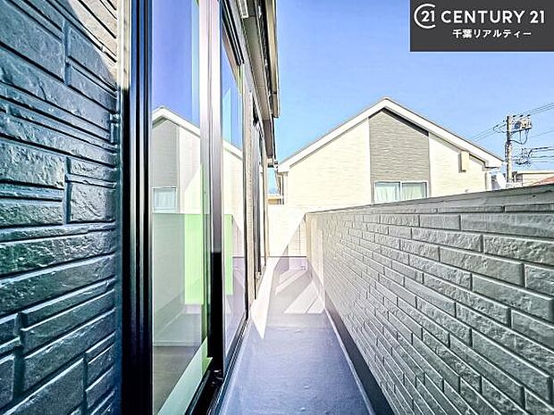 南向きの広々としたバルコニーは、たっぷりの陽光が差し込み、お洗濯物も気持ちよく乾かせます。開放感があり、心地よい時間を過ごせる空間です。