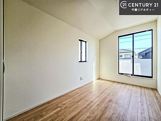 バルコニーに面している洋室です。明るく温もりがあり、換気もしっかりできます!朝起きて、外に出て背伸びをしつつ深呼吸をし良い朝を迎え入れることができます。