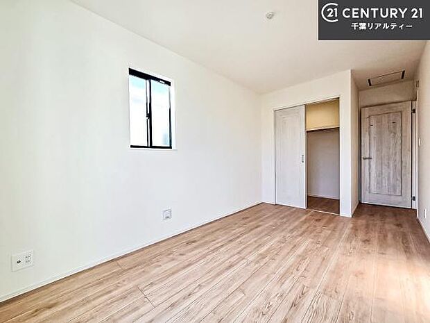 収納スペースがついています!居室をスッキリ整頓する事ができますね。家具を選ばないシンプルなデザインの為、家具を選ばずお気に入りの空間作りができそうですね。