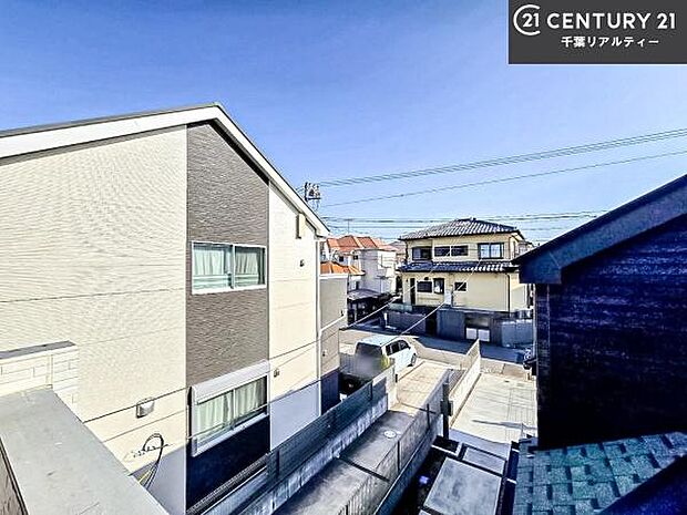 落ち着きある住宅街です!周囲には高い建物がなく、空が広く開放感があり、陽当たりを大きく遮られることもありません!気持ちの良い風が通り抜ける街並みです!