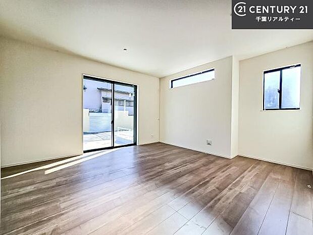 開放感のある広々LDK!ソファーやダイニングテーブルを置いても窮屈にならないので快適に過ごせます!コミュニケーションが取りやすいリビングです!