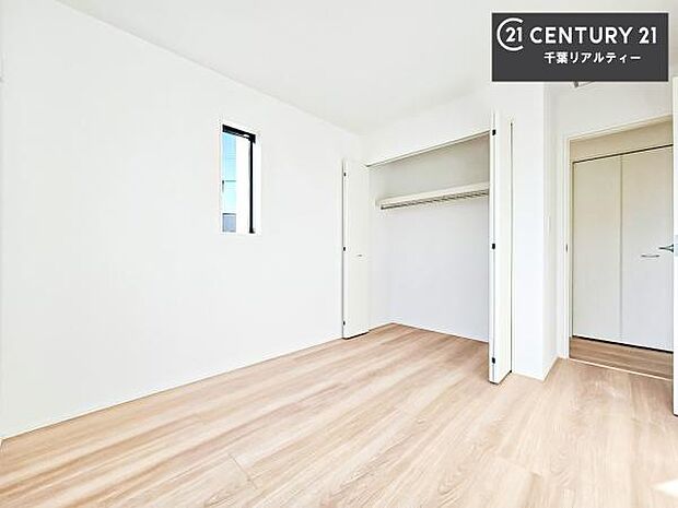 収納スペースを完備しており、衣類やおもちゃ、学用品などをすっきり整理できます。お部屋を広く使えるため、快適で整った住空間を実現します。