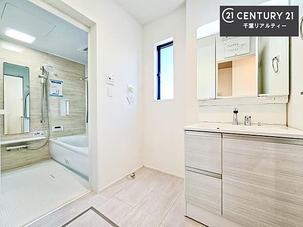 三面鏡仕様の洗面所は、身だしなみがしやすい造り!裏は収納になっています。ドライヤーやお化粧道具を片付けられるので洗面台周りをスッキリと見せることが出来ます!