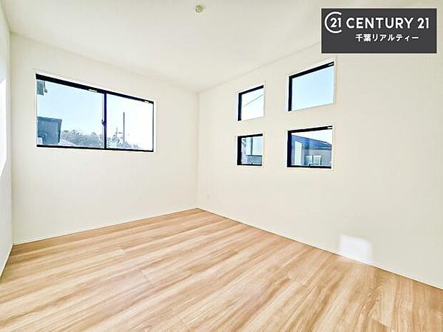 陽がたっぷりと差し込む四つ窓仕様!明るく温もり感じる居心地よい空間でプライベート時間が充実!