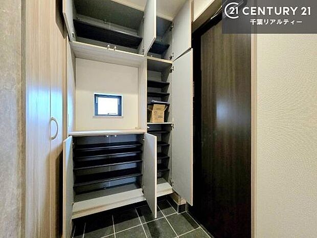 シューズボックス付きなので、玄関が片付きお掃除がしやすいです!スッキリした玄関で戸を開けた瞬間、清潔感のある心地いい空間が出迎えてくれます。