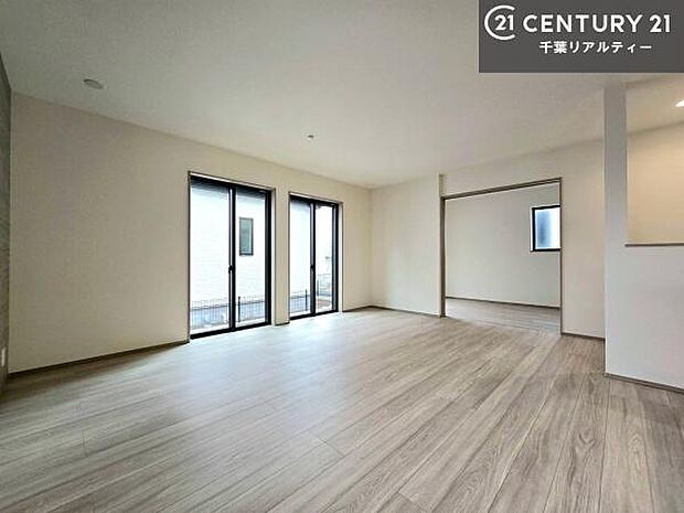 大きな窓からたっぷりの陽ざしが入る明るいリビング。開放感のあるリビングで家族団らんのくつろぎの時間を過ごせます!当日のご見学可能です!是非現地で陽当たりなどご体感くださいませ!