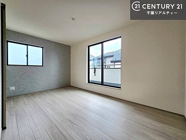 2面採光を確保した明るい室内は、風通しも良く、明るく大変居心地の良い空間となっております。リラックスして過ごせる心地の良いお部屋です!朝の目覚めがスッキリしますね!