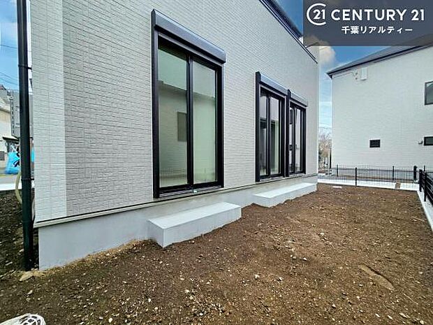 ガーデニングやお子様の遊び場としてアウトドアが楽しめるような陽当たり良好なお庭です!晴れた日には青い空を見渡せる開放的な時間を楽しめます。