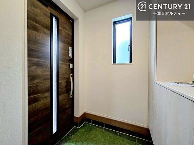 疲れて帰ってきても、ただいま!を言いたくなる、優しく迎え入れてくれる空間になっています。明るく温もり溢れる玄関です!