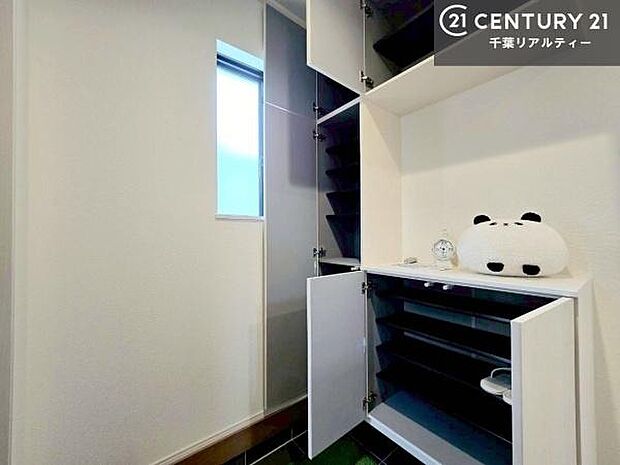 玄関の可動棚は、収納力良好で靴をすっきり整理できるだけでなく、飾り棚としても活用可能。お気に入りの小物やグリーンを置けば、来客を迎えるおしゃれな空間に仕上がります!