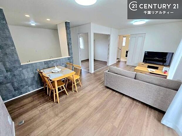 大きな窓からたっぷりの陽ざしが入る明るいリビング。開放感のあるリビングで家族団らんのくつろぎの時間を過ごせます!当日のご見学可能です!是非現地で陽当たりなどご体感くださいませ!