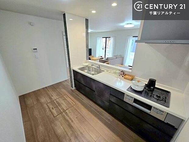 ゆとりある調理スペースで作業がしやすい快適なキッチンです!お子様と一緒にお菓子造りも楽しめる広々スペースです。楽しい調理時間になりそうですね!