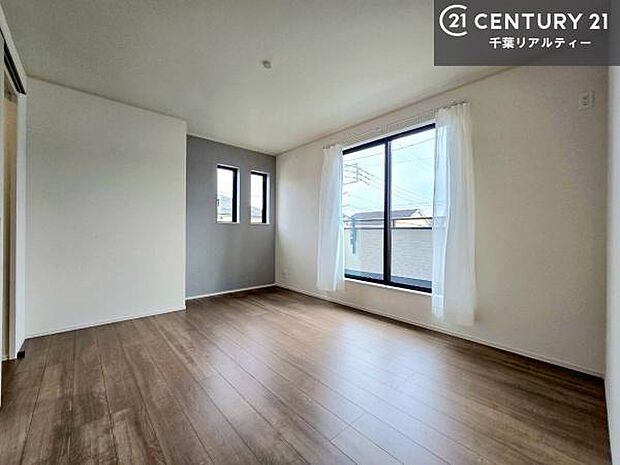 バルコニーに面した洋室は、やわらかな朝日が差し込む心地よい空間。爽やかな光に包まれて気持ちよく目覚められるため、寝室に最適なお部屋です。朝の換気やお布団干しも快適に行えます。