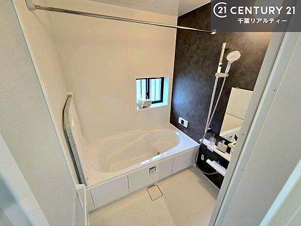 落ち着きある大人の雰囲気のバスルームは、味が出ていてバスタイムが充実!お仕事頑張っているご褒美にお好みの匂いの入浴剤を入れて、楽しんでみてはいかがでしょうか?