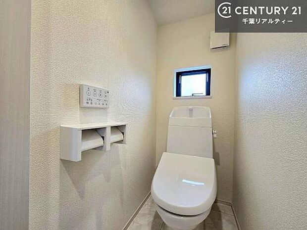 1・2階にトイレがございます!朝の忙しい時間帯も待たずにすみそうですね。白を基調とした清潔感のあるトイレでお手入れがしやすいです!