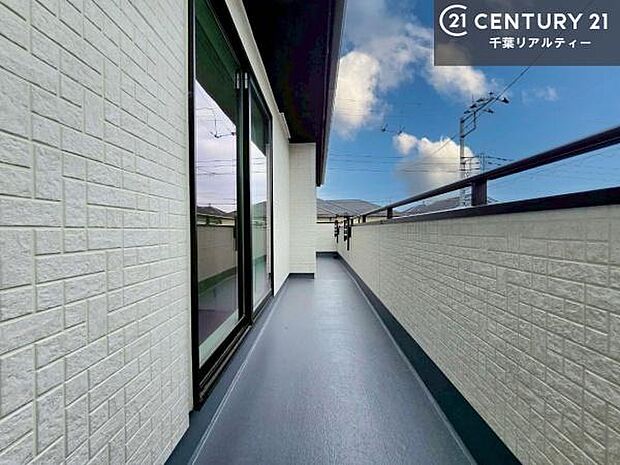 南向きの広々としたバルコニーは、たっぷりの陽光が差し込み、お洗濯物も気持ちよく乾かせます。開放感があり、心地よい時間を過ごせる空間です。