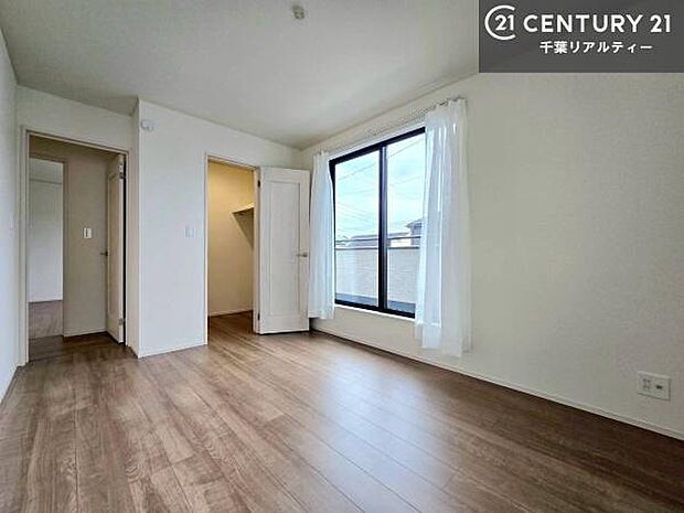 収納スペースがついています!居室をスッキリ整頓する事ができますね。家具を選ばないシンプルなデザインの為、家具を選ばずお気に入りの空間作りができそうですね。