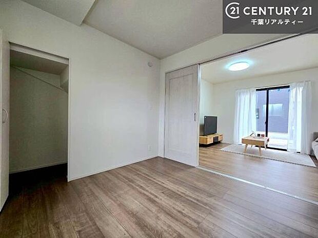 リビングに隣接した洋室は家族のライフスタイルに合わせて柔軟に使える便利な空間。扉を開ければリビングと一体感のある広々とした空間に、閉めれば来客用の個室やワークスペース、キッズルームとしても活躍します。