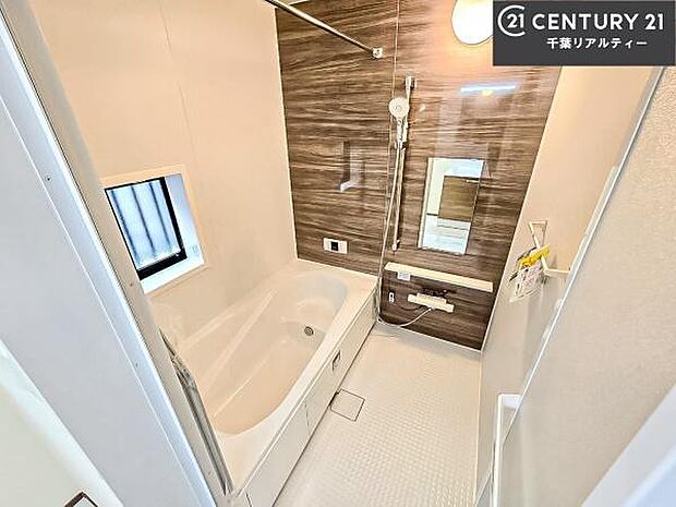 1日の疲れをしっかりと癒してくれる浴室です。おうちの素敵なリラクゼーション場所ですね。