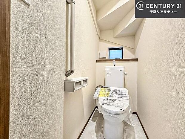 1・2階にトイレがございます!朝の忙しい時間帯も待たずにすみそうですね。白を基調とした清潔感のあるトイレでお手入れがしやすいです!