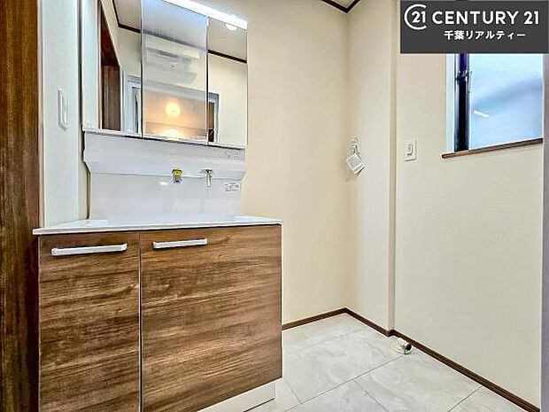 三面鏡仕様の洗面所は、身だしなみがしやすい造り!裏は収納になっています。ドライヤーやお化粧道具を片付けられるので洗面台周りをスッキリと見せることが出来ます!