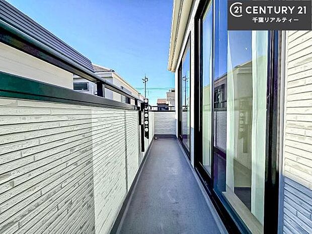 南向きバルコニーは、2部屋から出入り可能で便利。陽光あふれる明るい空間が、毎日の暮らしを快適にします。