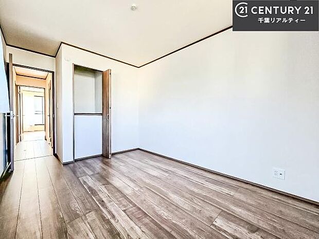 1階洋室。家族のライフスタイルに合わせて、寝室や子ども部屋、趣味のスペースとしても利用可能。窓からの光が入り、明るく開放的な室内は、快適な暮らしをサポートします。