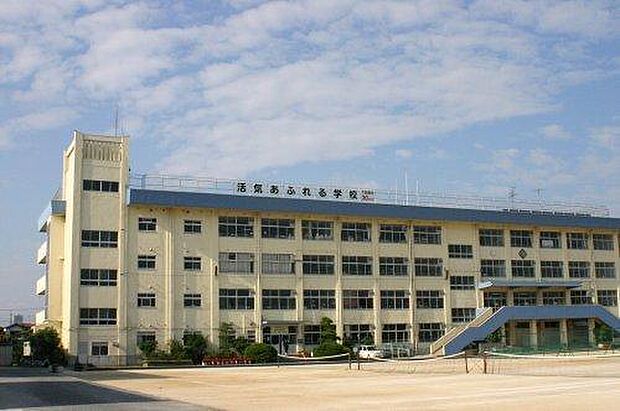 市川市立下貝塚中学校まで1049m