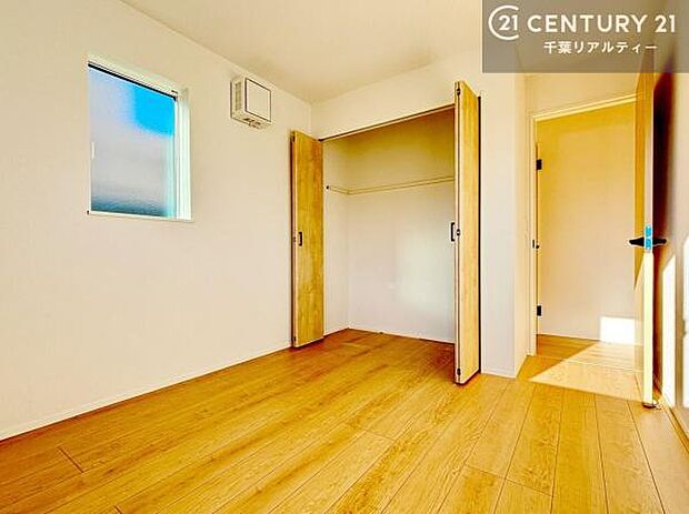 洋室は子供部屋や寝室、色々と用途多彩に利用できますね。収納力もたっぷりなので、広々気持ちよく過ごすことができます!