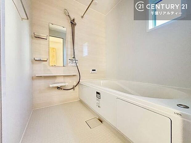 広々バスで一日の疲れをリフレッシュ。足が伸ばせるので、浴槽にもゆったりと浸かれますね!毎日のバスタイムが楽しみになります。