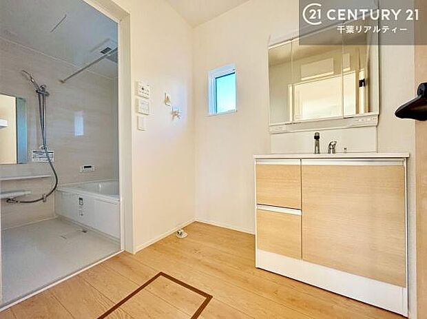 小窓のついた洗面所は、光と風が入りやすく、いつでも快適にお使いいただけます。三面鏡で使い勝手が良く、鏡裏収納も備えておりますので、日用品やスキンケア用品もすっきり整理できます。