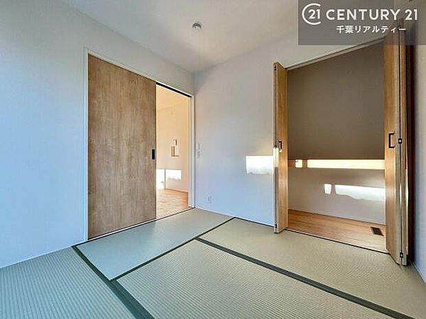 畳の香りが心地よく、客間やお子さまの遊び場、昼寝スペースなど多目的にお使いいただけます。