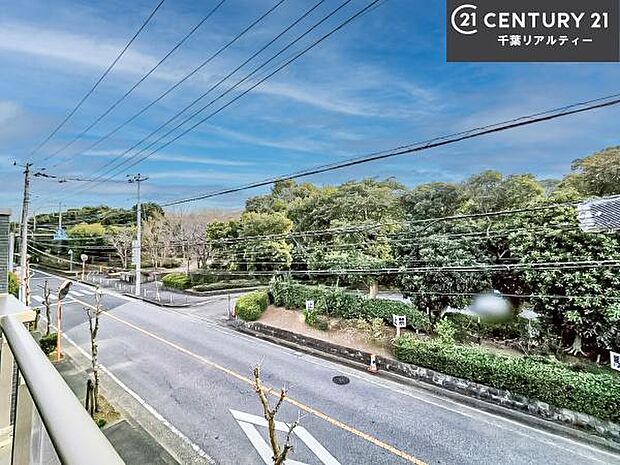 晴れた日には青い空を見渡せる開放的な時間を楽しめます。気持ちの良い風が通り抜ける街並みです!