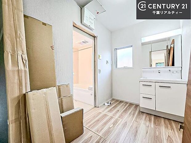 小窓付きの明るい洗面室です！湿気もすぐに入れ替えができて清潔に保つことができます！自然光が差し込むのでお化粧の仕上がりも良くなりますね！