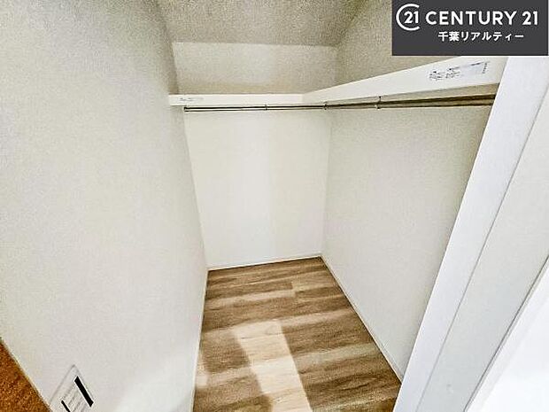 ウォークインクローゼット付きです。たくさんのお洋服などを収納しておけそうですね!他にも扇風機や加湿器など季節物の大きな家電も収納できます!
