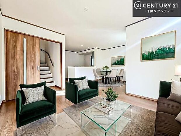 家具はCGパースです。大切な家族が集まるからこそLDKにはこだわりたい。子供たちが元気に笑いながら走り回っている姿を見た時が「広い家にして良かった」と思う瞬間です。