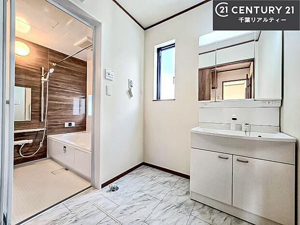 小窓付きの明るい洗面室です!湿気もすぐに入れ替えができて清潔に保つことができます!自然光が差し込むのでお化粧の仕上がりも良くなりますね!