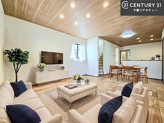 2階リビングなので外部からの視線が届きにくく、開放感と落ち着きを両立。家族団らんの時間はもちろん、くつろぎのひとときをゆったり楽しめます。家具はCGパースです!