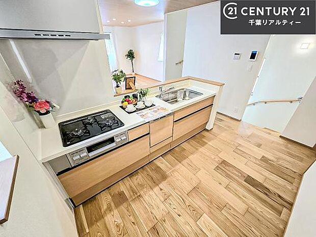 大人気の対面式システムキッチンを採用しています!ご家族のコミュニケーションが自然と増える設計です。お子様にも目が届くので嬉しいですね!広々使えて快適に作業が進みます。