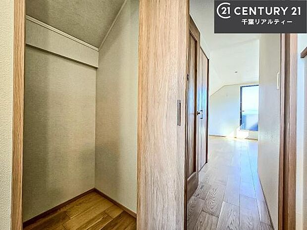 3階ホールに便利な収納を設置。掃除用具や日用品のストック収納に重宝し、共用スペースもすっきり保てます。