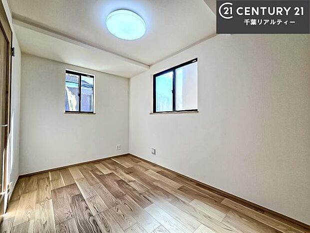 約5帖の納戸は2面採光で明るく、収納も完備。自然光が差し込むため、納戸としてはもちろん、書斎や趣味スペースなど居室感覚でも使える多用途空間です。