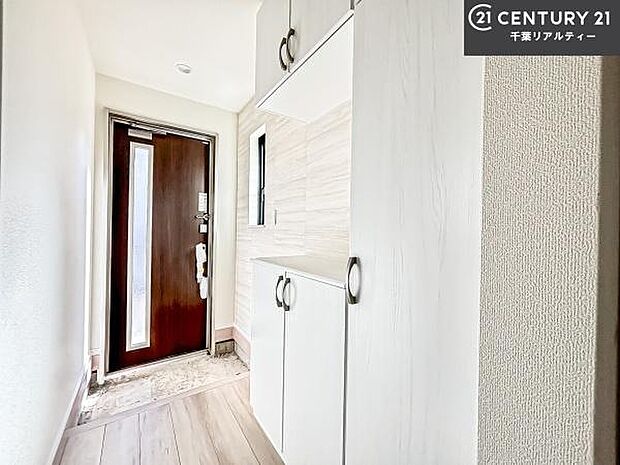 シューズボックス付きなので、玄関が片付きお掃除がしやすいです！スッキリした玄関で戸を開けた瞬間、清潔感のある心地いい空間が出迎えてくれます。