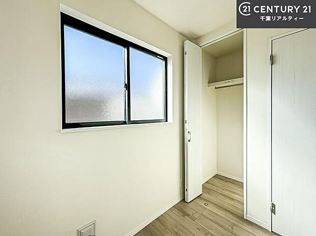 各居室収納付き!急なお客様が来客しても散らかったお部屋をサッと片付けられます!お部屋のスペースが生まれゆとりあるお部屋を演出することが出来ます!