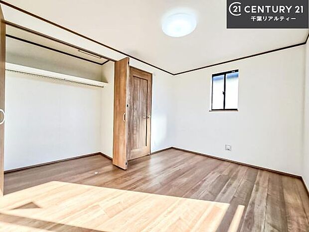 明るい室内は、風通しも良く、明るく大変居心地の良い空間となっております。リラックスして過ごせる心地の良いお部屋です！