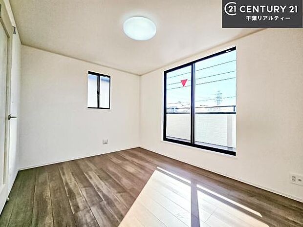 バルコニーに面している洋室です。明るく温もりがあり、換気もしっかりできます!朝起きて、外に出て背伸びをしつつ深呼吸をし良い朝を迎え入れることができます。