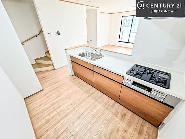 大人気の対面式システムキッチンを採用しています！ご家族のコミュニケーションが自然と増える設計です。お子様にも目が届くので嬉しいですね。広々使えて快適に作業が進みます。