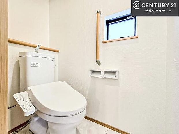 1・2階にトイレがございます！朝の忙しい時間帯も待たずにすみそうですね。白を基調とした清潔感のあるトイレでお手入れがしやすいです！