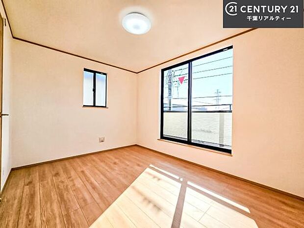 バルコニーに面している洋室です。明るく温もりがあり、換気もしっかりできます！朝起きて、外に出て背伸びをしつつ深呼吸をし良い朝を迎え入れることができます。