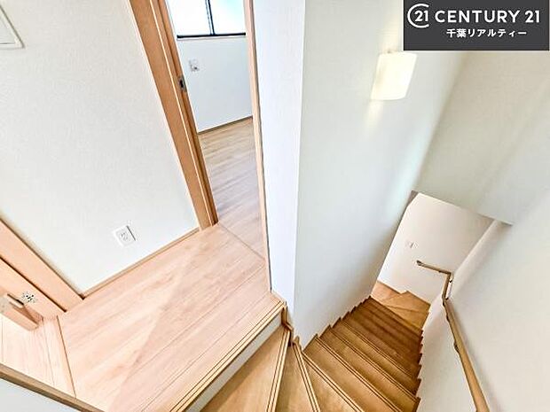 階段は明るく足元がしっかりと見えて安心！お子様やご年配の方も安心してご利用頂けますね。