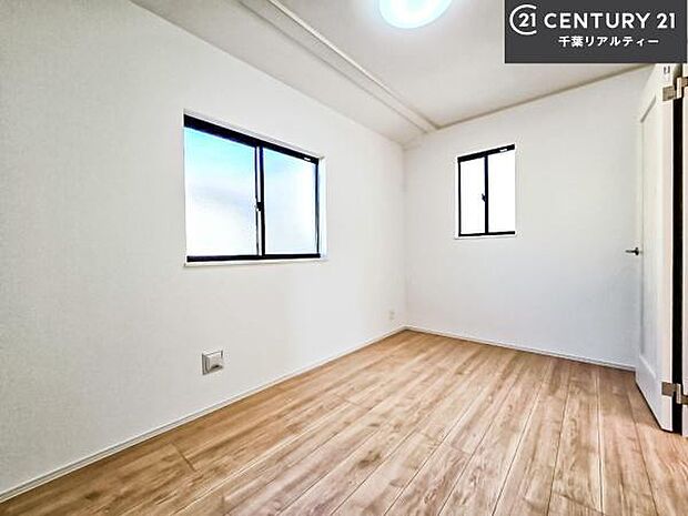 掃き出し窓がないお部屋は、お子様のお部屋としても安心です!収納スペースも充実しているので散らかったお部屋をサッと片付けられます!